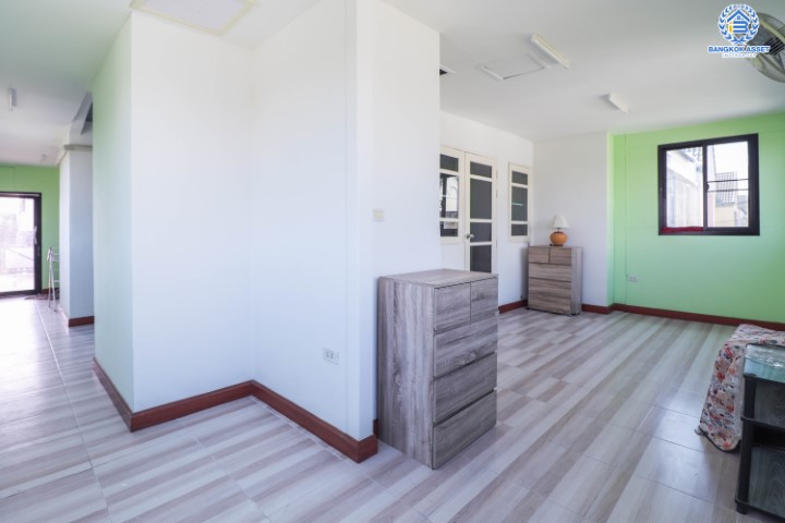 *****ทาวน์เฮ้าส์ 3 ชั้น มือสอง พร้อมอยู่ ม.ศุภารมย์ แจ้งวัฒนะ-ปากเกร็ด หลังมุม เนื้อที่ 31.4 ตร.ว. ฟังก์ชัน 3 ห้องนอน 3 ห้องน้ำ  2 ที่จอดรถพื้นที่ใช้สอย 200 ตร.ม. แถมฟรี เครื่องปรับอากาศ 4 เครื่อง, เครื่องทำน้ำอุ่น 3 เครื่อง และ เครื่องดูดควัน 1 เครื่อง บนทำเลดีที่สุด! เชื่อมต่อถนนหลายเส้น ใกล้เซ็นทรัลแจ้งวัฒนะ ทางด่วน "แจ้งวัฒนะ" และเมืองทองธานี